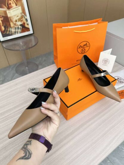 Hermès apricot-colored comfortable loafers are a must-have for vacation - Image 5