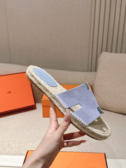 Hermès' latest light purple spring and summer refreshing and comfortable straw slippers - Image 5