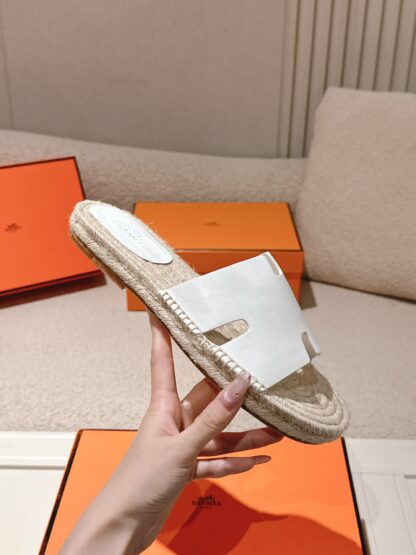 Hermès' latest white refreshing and comfortable straw slippers for spring and summer - Image 5