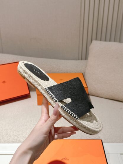 Hermès' latest black refreshing and comfortable straw slippers for spring and summer - Image 5