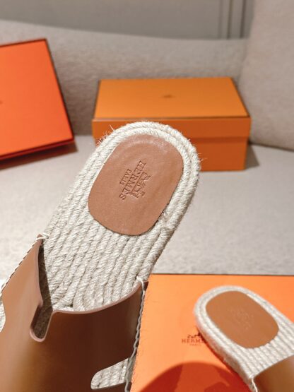 Hermès' latest light orange refreshing and comfortable straw slippers for spring and summer - Image 6
