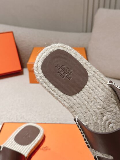 Hermes Spring and Summer Brown Fashionable and Comfortable Straw Slippers - Image 6