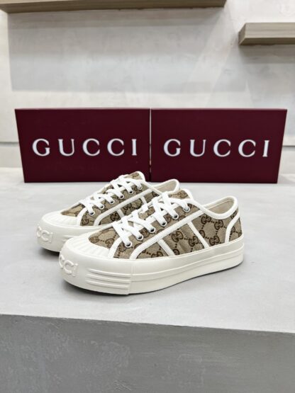 Gucci classic design German training elements catwalk model - Image 6