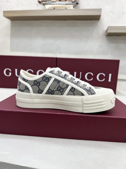 Gucci classic design German training elements catwalk model - Image 7