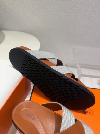 Hermès brown and grey woven slippers - Image 2