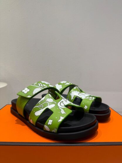 Hermès couple's green and white woven sandals - Image 6