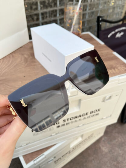 Yves Saint Laurent fashion sunglasses - Image 5