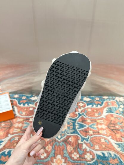 Hermès autumn and winter must-have stylish and comfortable apricot gray wool slippers - Image 6