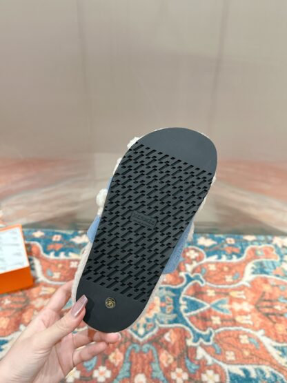 Hermès' must-have stylish and comfortable blue wool slippers for autumn and winter wear. - Image 6