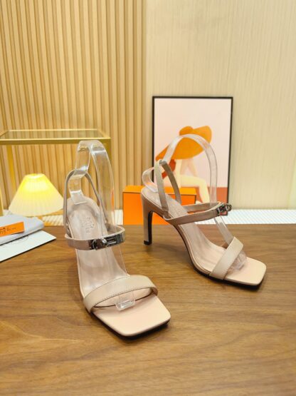 Hermès handmade stiletto sandals in light brown - Image 6