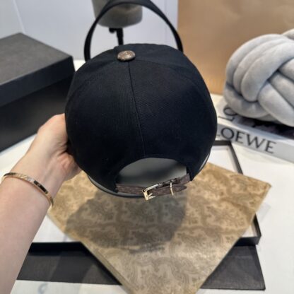 Louis Vuitton jacquard craftsmanship depicts the full-body Monogram pattern baseball cap - Image 6