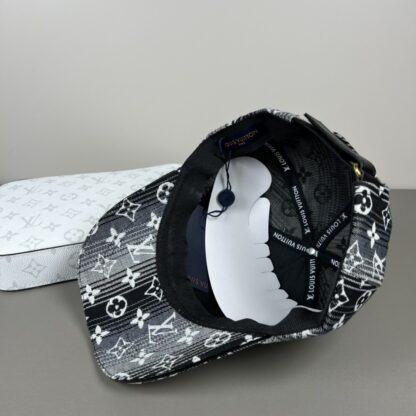 Louis Vuitton Unisex Baseball Cap - Image 6