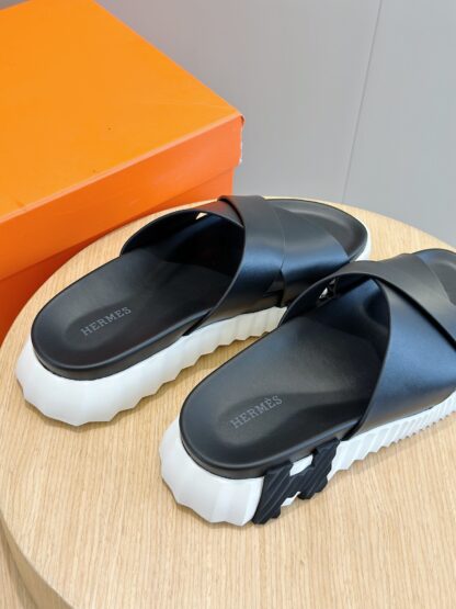 Hermès black and white men's cross ultra-light and comfortable slippers - Image 6