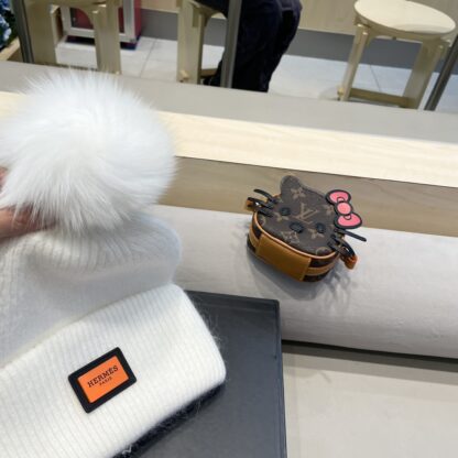 New Hermès fox fur knitted beanie - Image 6