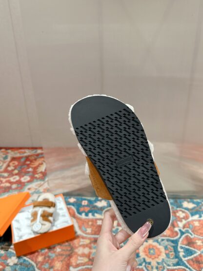 Hermes classic autumn and winter brown versatile fashionable and comfortable wool slippers - Image 6