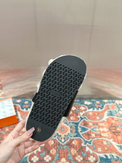 Hermès classic autumn and winter black and white versatile fashionable and comfortable wool slippers - Image 6