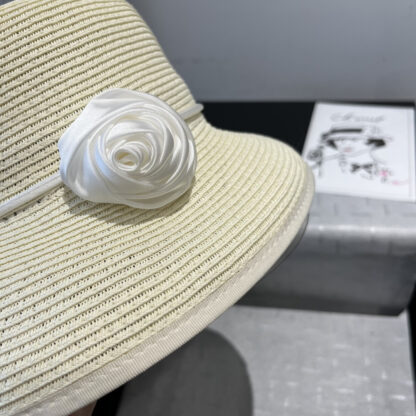Miu Miu elegant raffia hat - Image 7