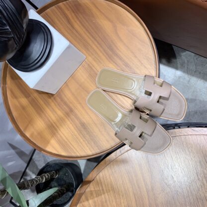 Hermès pink apricot classic lychee leather handmade flat slippers - Image 6