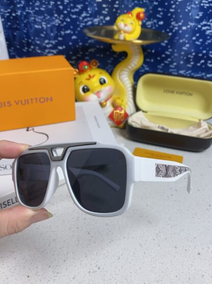 LOUIS VUITTON Fashion Sunglasses - Image 7