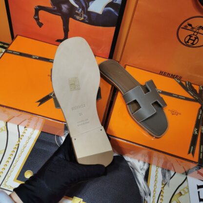 Hermès dark grey palm print cowhide handmade slippers - Image 6