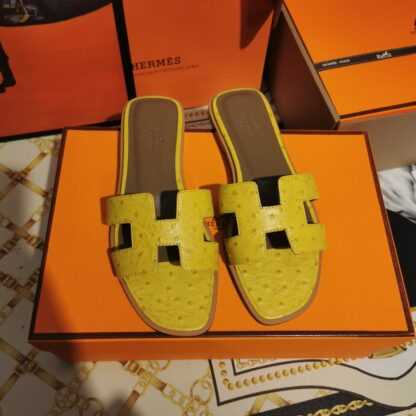 Hermès yellow ostrich pattern leather handmade slippers - Image 6