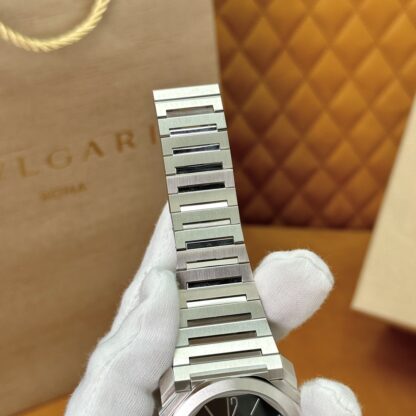 Bulgari shines with lightweight, comfortable and ultra-thin watches - Image 3