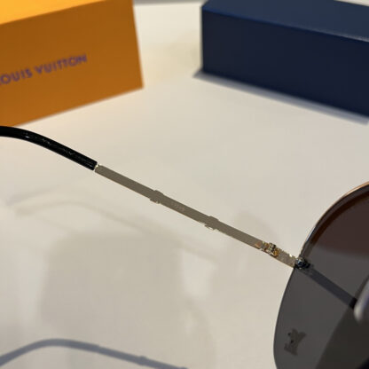 LOUIS VUITTON Fashion Sunglasses - Image 7