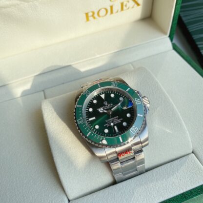 Rolex Submariner Green has a diameter of 39mm - Image 5