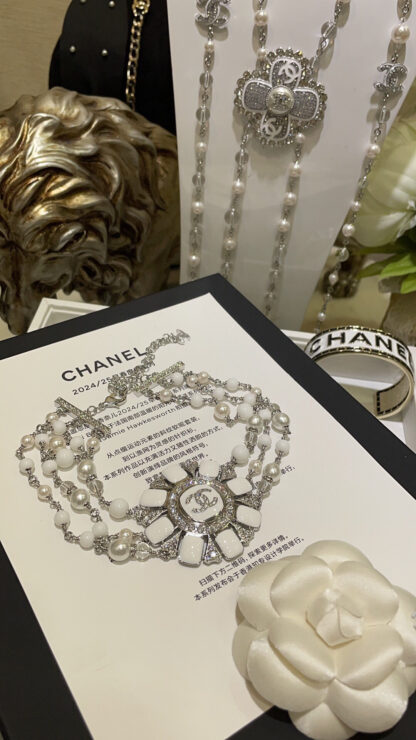Chanel white enamel full diamond double C rhinestone rudder sunflower three-layer pearl chain necklace - Image 5