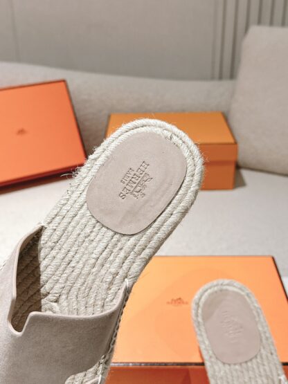 Hermès' latest light apricot-colored refreshing and comfortable straw slippers for spring and summer - Image 6