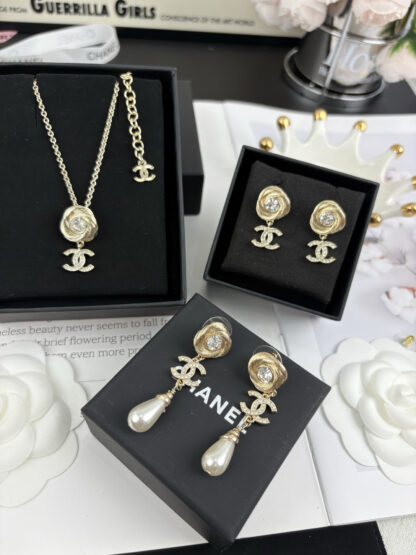 Chanel Gold Rotating Thread Double C Pendant Necklace - Image 5