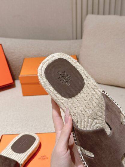 Hermès' latest spring and summer dark earth-colored refreshing and comfortable straw slippers - Image 6