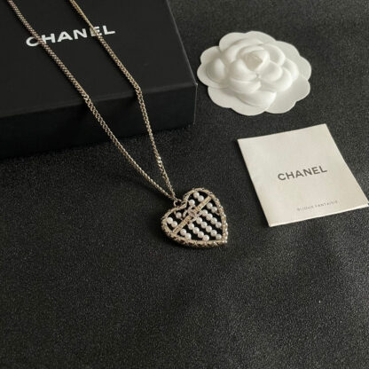 Chanel exquisite temperament heart vintage necklace - Image 4