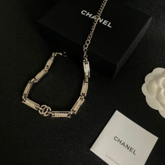 Chanel exquisite and elegant double C necklace