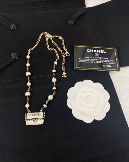 Chanel resin bag pearl necklace - Image 7