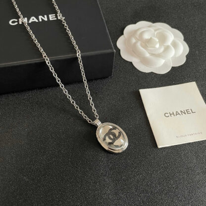 Chanel oval pendant vintage necklace - Image 4