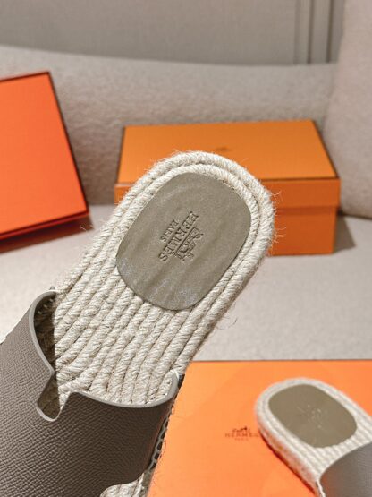 Hermès' latest spring and summer gray apricot refreshing and comfortable straw slippers - Image 6