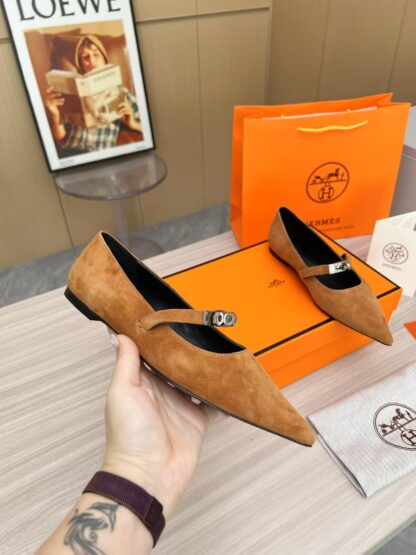 Hermès brown comfortable loafers are a must-have for vacation - Image 6