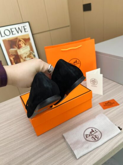 Hermès black thick heels are a must-have for vacations - Image 6