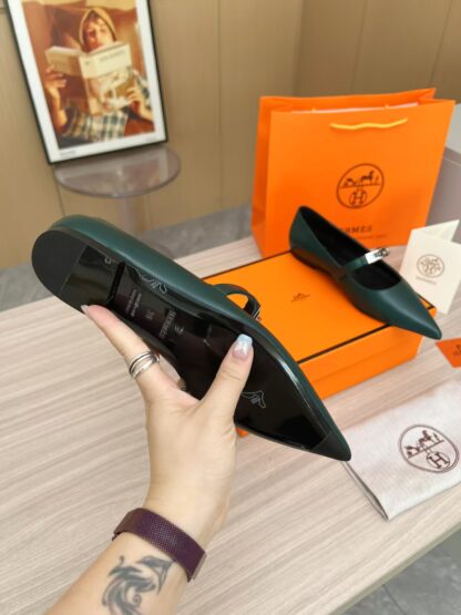 Hermès dark green thick heeled comfortable loafers are a must-have for vacation - Image 6
