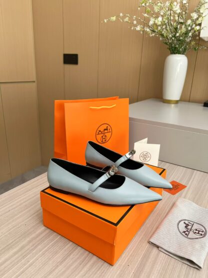 Hermès light blue thick heeled loafers are a must-have for vacation - Image 6