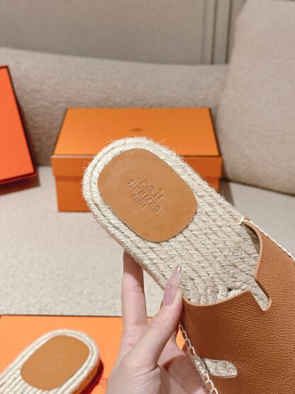Hermès' latest orange refreshing and comfortable straw slippers for spring and summer - Image 6