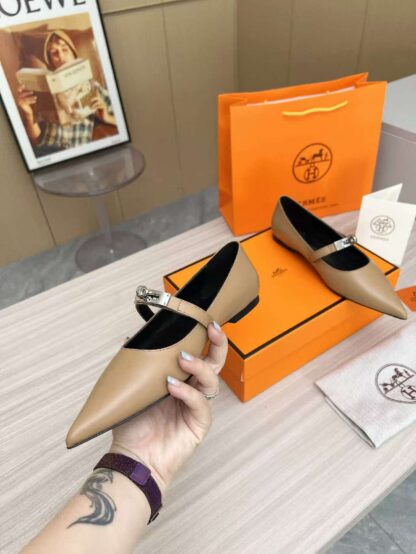 Hermès apricot thick heeled loafers are a must-have for vacation - Image 6