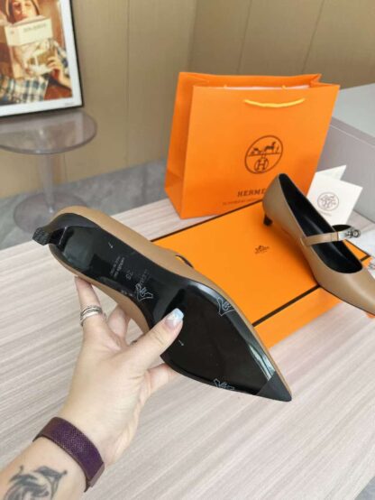 Hermès apricot-colored comfortable loafers are a must-have for vacation - Image 6