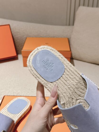 Hermès' latest light purple spring and summer refreshing and comfortable straw slippers - Image 6