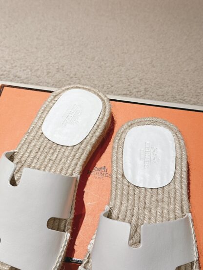 Hermès' latest white refreshing and comfortable straw slippers for spring and summer - Image 6