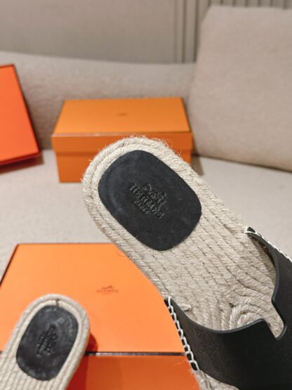 Hermès' latest black refreshing and comfortable straw slippers for spring and summer - Image 6