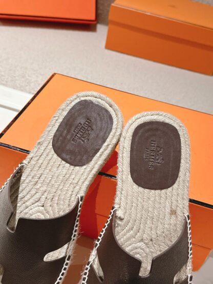 Hermès' latest pure brown refreshing and comfortable straw slippers for spring and summer - Image 6