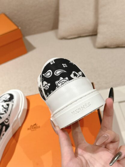 Hermes couple black and white fashion retro casual skateboard shoes - Image 7