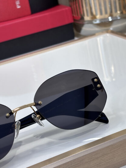 Prada fashion trend sunglasses - Image 7